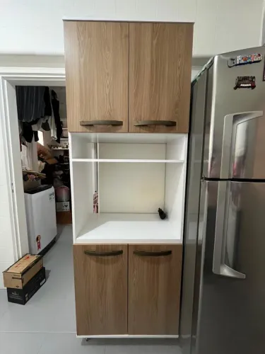 Armário de cozinha bem conservado e prático 