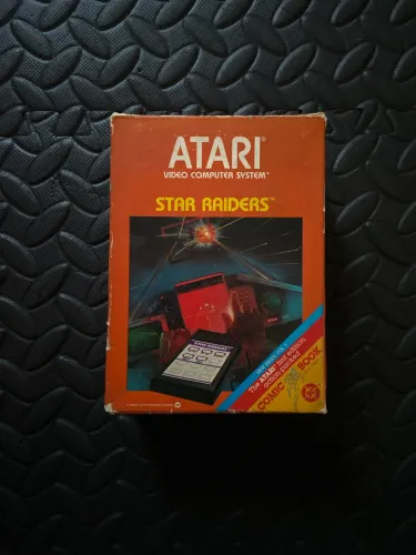 jogo clássico Star Raiders para o console Atari 2600, lançado originalmente em 1982.