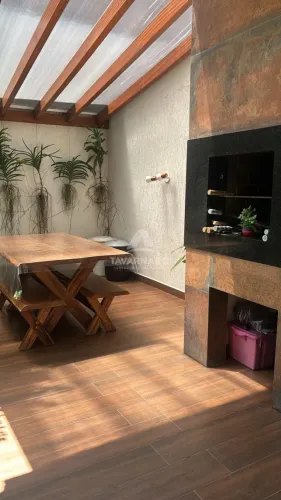 Imóvel Moderno com Quintal Verde e Ambientes Semi-Mobiliados