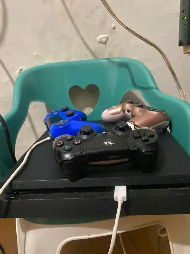 PS4 excelente com 3 controles, e ja vem com o gta5 original