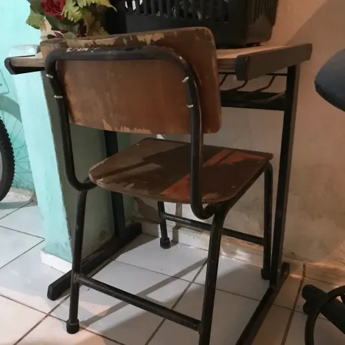 Cadeira e mesa de estudo