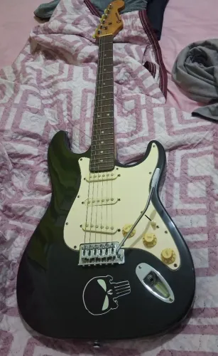 Guitarra elétrica estilo stratocaster, na cor preta