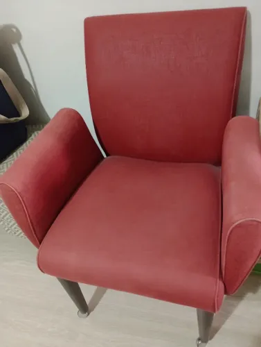 Poltrona Moderna na cor Vermelha 