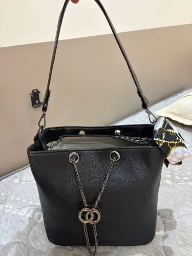 Bolsa feminina 2 alças preta com lenço decorativo