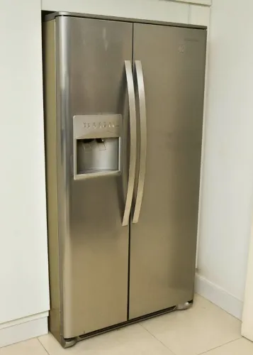 Geladeira Eletrolux Duas Portas - Side bay side em inox. Com marcas de uso. Medidas: 177X9