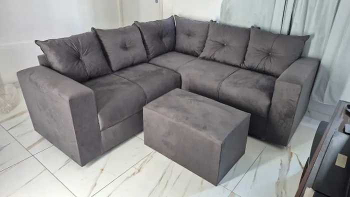 Sofá de canto com puf 