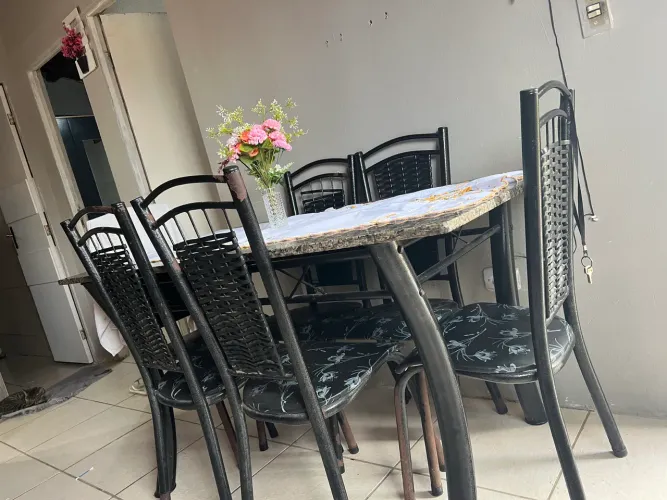 Quero vende porque quero comprar uma de 4 cadeiras 