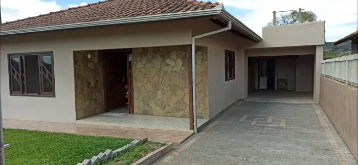 Casa no centro de Campo Alegre