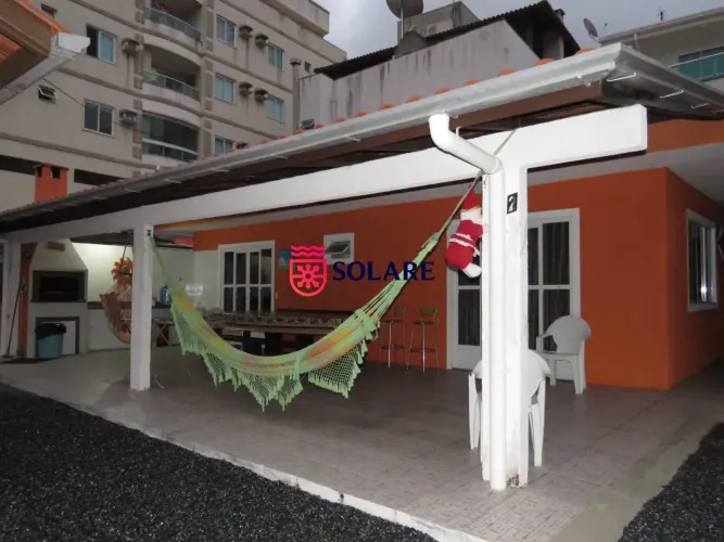 Casa com 3 dorm a 50m do mar de Bombas