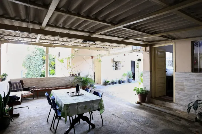 OPORTUNIDADE - CASA COM LOTE GRANDE NO SÃO GERALDO (BH) <br>