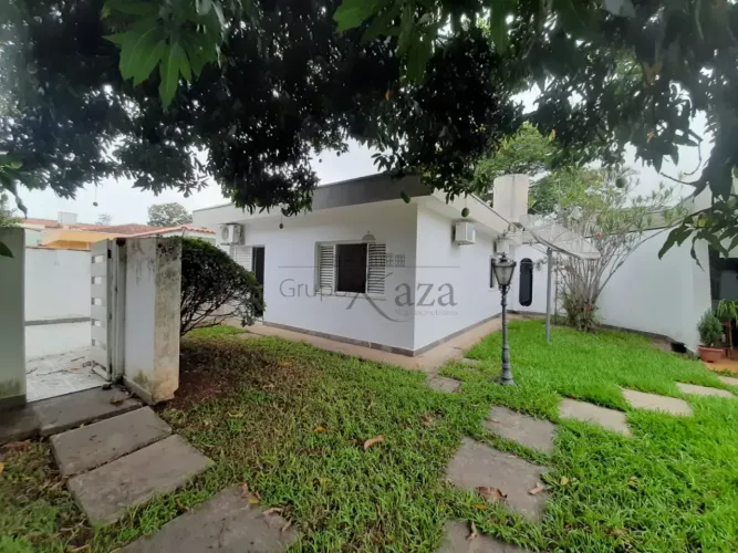 Casa Comercial - Residencial - Centro - Jacareí - 3 Dormitórios - 261m².