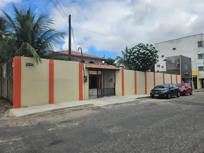 Sobrado para venda possui 1210 metros quadrados com 7 quartos em Manoel Sátiro - Fortaleza