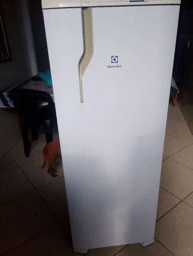 Vende Geladeira Eletrolux Frost Free Gelando muito ok 390. Litros