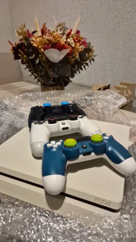 PS4 500GB Branco + 3 Controles Originais + Caixa