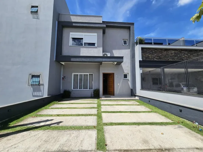 Lindo sobrado com 3 suítes e piscina aquecida no Residencial lagos de Ipanema !