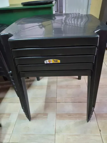 Jogo de mesas e cadeiras