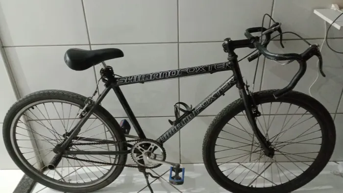 Vede-se bicicleta preta por 300