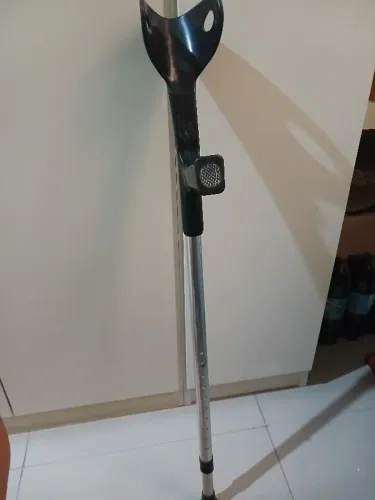 muleta com apoio de braço e ajuste da altura