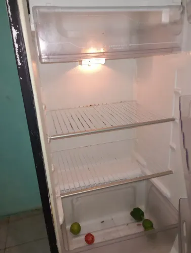 Geladeira usada boa