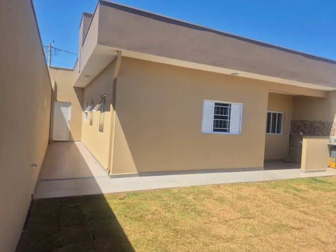 Casa a venda e com pé direito alto na sala cravinhos