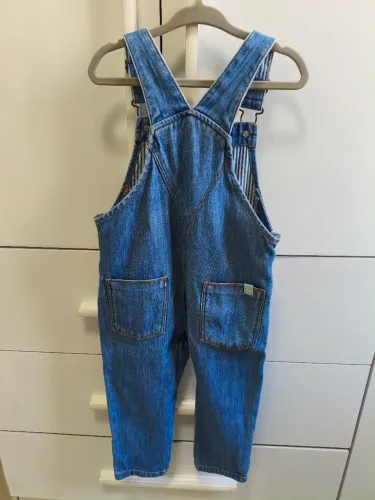 Jardineira jeans infantil