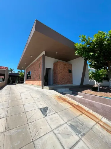 Casa PLANA 4 dorm TODA EM LAJE a 450m da praia com edícula ACEITA permuta Balneário Rincão