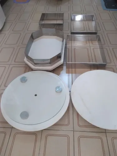 Tábuas e armações para bolo usadas em bom estado