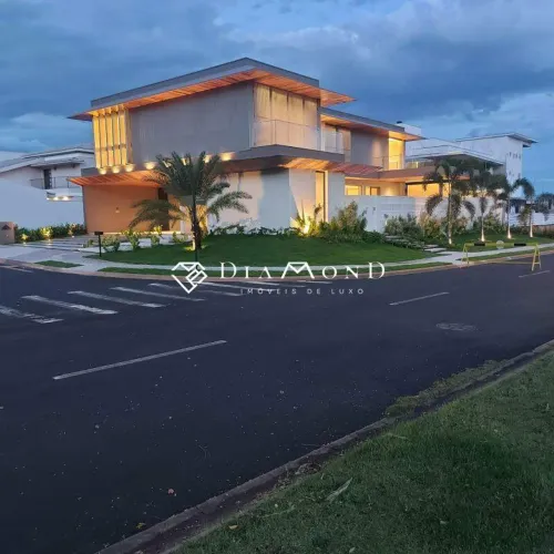 Casa de Alto Padrão com 4 Suítes, Elevador e Piscina Aquecida