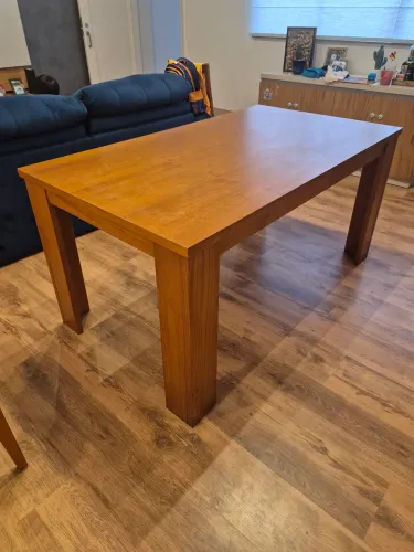 Mesa de jantar em madeira