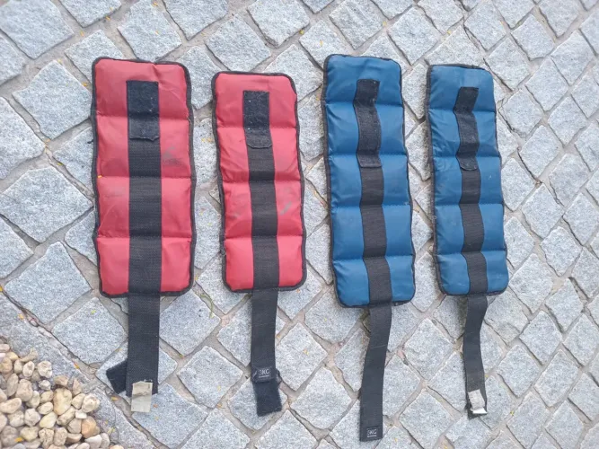 kit com dois pares de peso para tornozelo 5kg e 3kg