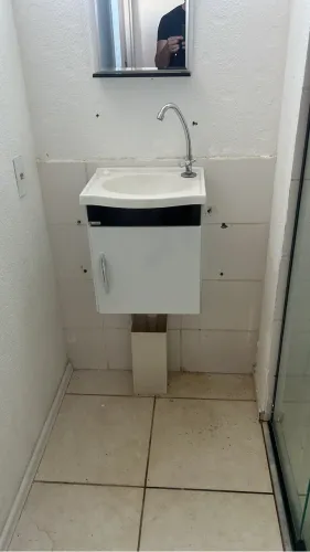 Armário pequeno de banheiro