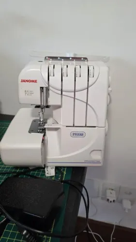 Máquina Overlock Janome 7933D 127V - Praticamente Nova