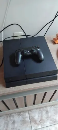 Playstation 4 com 2 controles originais e 2 jogos