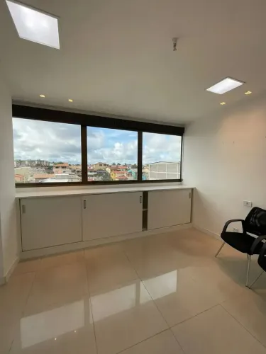 linda sala empresarial com 1 vaga e um banheiro
