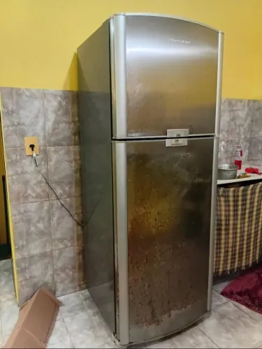 Geladeira e sofá 700 os dois
