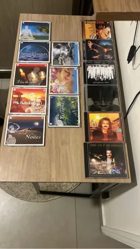 Coleção de CDs e DVDs usados em ótimo estado