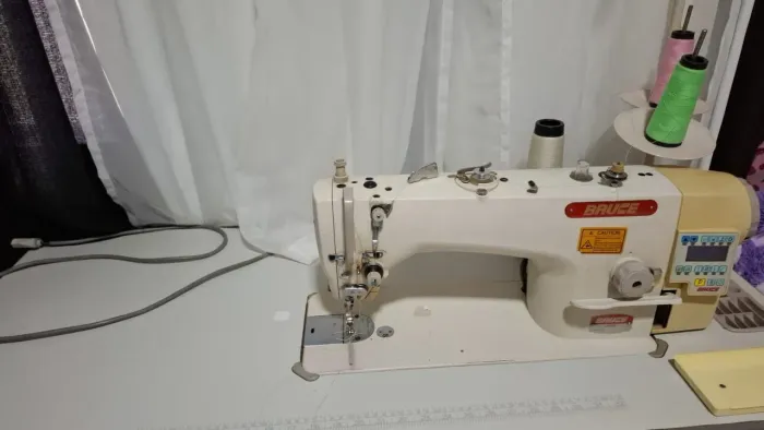 Máquina de costura reta eletrônica Bruce