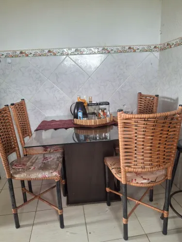 Vendo do mesa com 4 cadeiras 