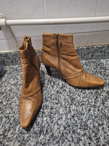 BAIXOU! PARA SAIR LOGO!! VENDO 2 Botas Couro Legítimo 
