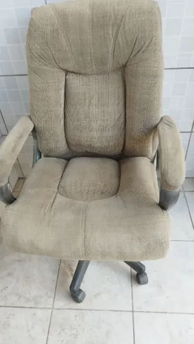 Vendo esta cadeira giratória usada mais muito boa