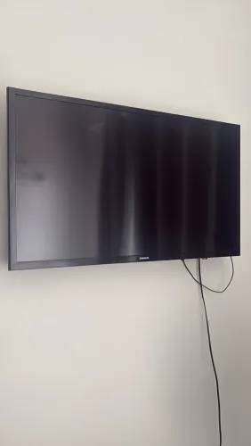 SMART TV SAMSUNG 32 C/ SUPORTE 