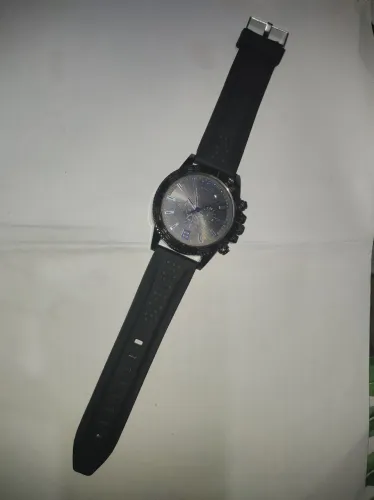 relógios masculinos de com pulseiras pretas emborrachadas de fivela simples.