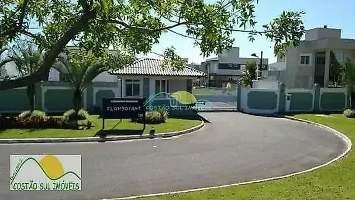 Terreno plano de 586 38 m² (medidas irregulares) em condomínio de alto padrão no Condomíni