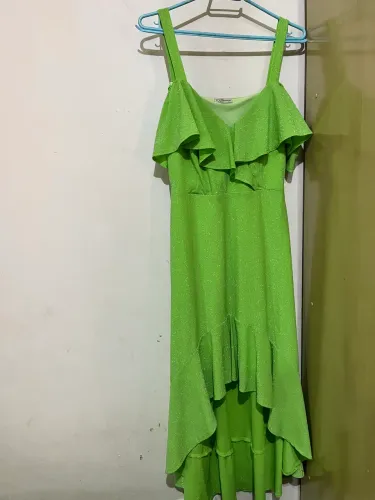 ESTOU VENDENDO ESTE VESTIDOS VERDE COM BILHO DE DETALHAMENTO DE BORDAS TRANVERSAL
