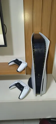 PS5 com Leitor de Disco + 2 Controles Originais - Excelente Estado