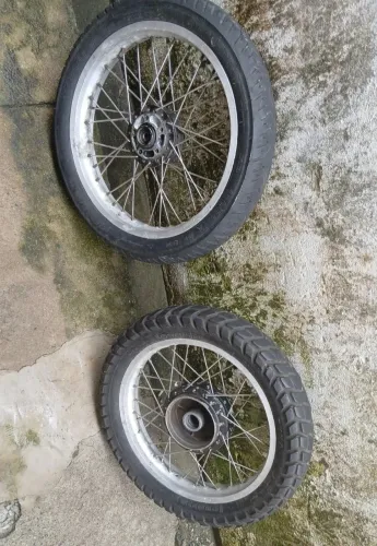 Aros e pneus de motos