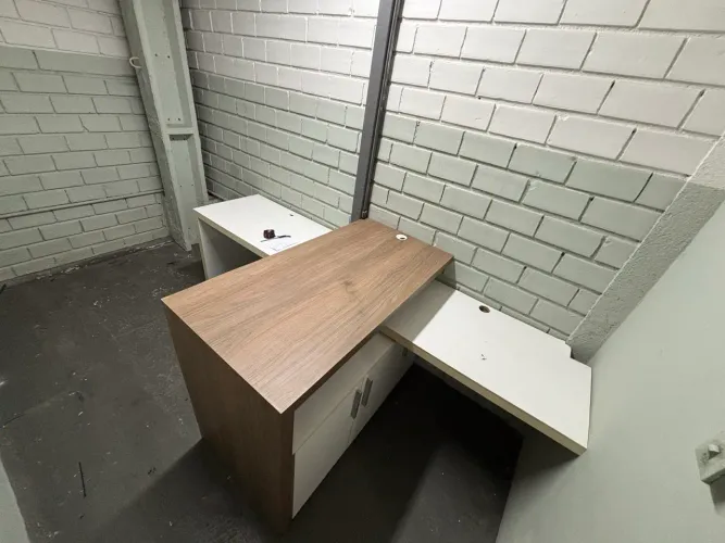 Mesa de escritório em T com armários