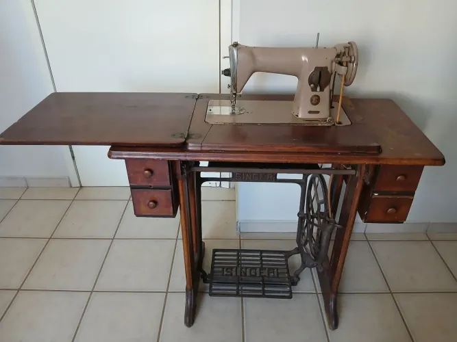Máquina de costura antiga Singer