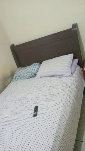 Cama de casal madeira espaçosa 