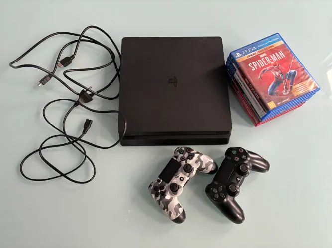 PS4 Slim 1TB em perfeito estado + 2 controles + 6 jogos físicos + jogos digitais. 